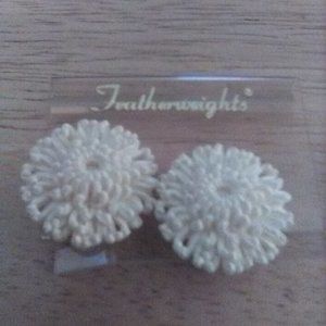 Vtg Featherweight White Floral Clip-On Earrings